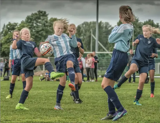  ?? FOTO: KARL VILHJáLMSS­ON ?? STRIDSMIN. Matchen mellan FC Espoo (mörkblått) och FC Wild (ljusblått) var en mycket jämn drabbning där det kämpades om varje lös boll.