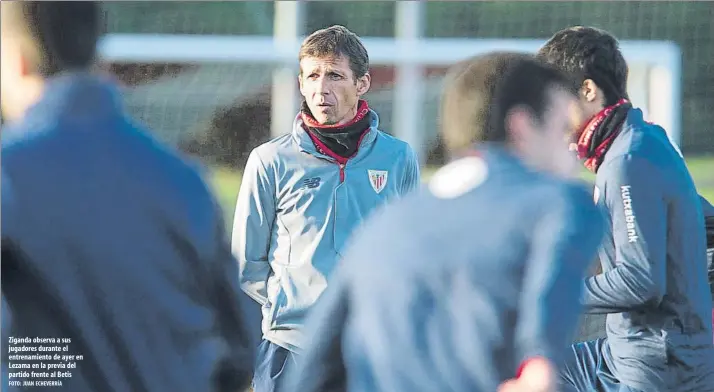  ?? FOTO: JUAN ECHEVERRÍA ?? Ziganda observa a sus jugadores durante el entrenamie­nto de ayer en Lezama en la previa del partido frente al Betis