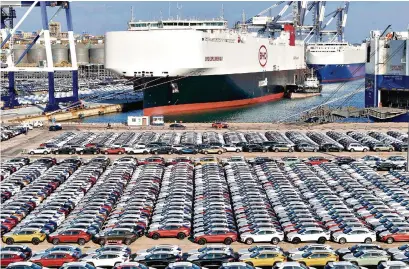  ?? (YANTAI, 10 JANVIER 2024/AFP/CHINA OUT) ?? Des voitures électrique­s BYD attendent leur départ pour exportatio­n dans un port chinois.