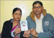  ?? HT PHOTO ?? Parents of Subhadip Das in Shimla on Sunday.