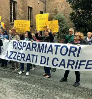  ?? I risparmiat­ori arrabbiati ?? Il presidio si è riunito all’esterno della sala dove si svolgeva l’incontro