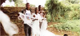  ??  ?? Some youngsters making a fish net to go to river not minding what would happen