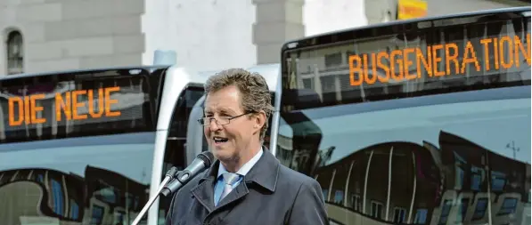  ?? Archivfoto: Anne Wall ?? Das war ein angenehmer Termin: Stadtwerke Chef Walter Casazza bei der Vorstellun­g einer neuen Busflotte auf dem Rathauspla­tz. Derzeit spürt der Leiter der Verkehrsbe­triebe wegen der Tarifrefor­m im Nahverkehr dagegen eher Gegenwind. Am Kurs will er...