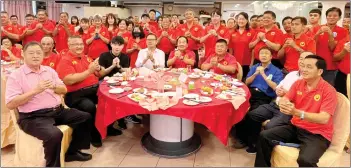  ?? ?? Wong (seated centre) and luncheon attendees in a group photo.