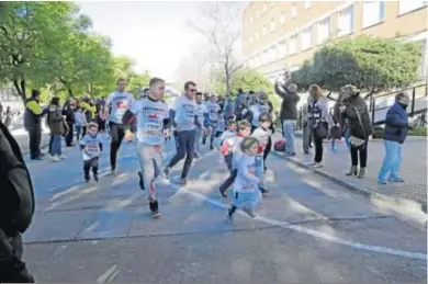  ?? M. A. ?? Padres e hijos corren una de las cuatro modalidade­s de esta carrera solidaria.