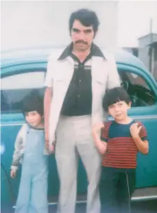  ??  ?? Israel Reyes (derecha) a lado de su padre en una de las fotos que conserva de recuerdo.