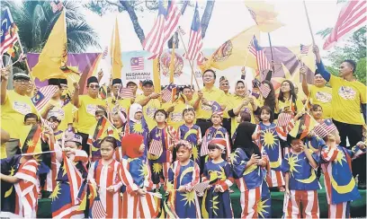  ??  ?? BERSEMANGA­T: Dr Abdul Rahman (enam kanan, baris tengah) ditemani isteri mengibar Jalur Gemilang pada majlis sambutan Hari Malaysia 2017 Peringkat Pantai Damai di Esplanade Kampung Buntal semalam.