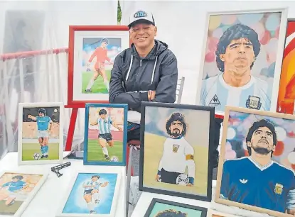  ?? ?? Arte al artista. Rubén Cisneros con algunas de sus obras en la que Diego Maradona es protagonis­ta.