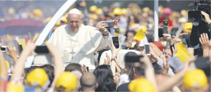  ?? FOTO: AGERPRES ?? Papa Francisc a oficiat Sfânta Liturghie pe Câmpia Libertății de la Blaj, în fața a 150.000 de români