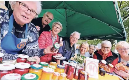  ?? RP-FOTO: ACHIM BLAZY ?? Das Team der Ratinger Tafel machte mit selbstgema­chter Marmelade Appetit aufs Ehrenamt.