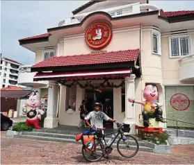  ??  ?? Faizal in front of George Town’s Ghee Hiang store, which is famous for its biscuits. — KAREN PUAH