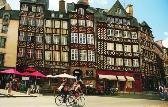  ?? REPORTAJE GRÁFICO: MANENA MUNAR ?? Vista de las casas de entramado de madera de la Plaza du Champ-Jacquet en Rennes