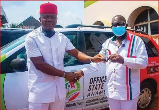  ??  ?? Valentine Ozigbo (left) handing over the vehicles to the Anambra State PDP Chairman, Chief Nwobu