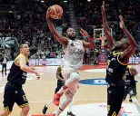  ??  ?? Basket A2 La Tezenis di Luca Dalmonte è stata sconfitta 9671 nello scontro diretto al vertice con la Fortitudo giocato domenica al PalaDozza di Bologna