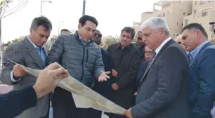  ?? (Courtesy) ?? AMBASSADOR TO THE UN Danny Danon (second left), Guatemalan Ambassador to the UN Jorge Skinner-Klee and Ma’aleh Adumim Mayor Benny Kashriel discuss a map in Ma’aleh Adumim last week.