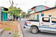  ??  ?? Escena. El cadáver fue encontrado ayer por la mañana, pero la víctima ya tenía varias horas de fallecida.