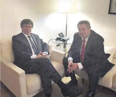  ?? EL PERIÓDICO ?? Puigdemont (izquierda) y Terradella­s, quien supuestame­nte organizó el encuentro con el exdiplomát­ico ruso.