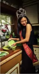  ?? FOTO'S JEROEN HANSELAER ?? Miss België of niet, Angeline Flor Pua helpt nog steeds bij de afwas.