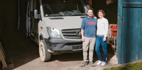  ?? Lisa Gilz Foto: ?? Lara Kremin und Florian Herdlitsch­ka mit ihrem Van „Anton“: Sie haben ihn nach dem Antonplatz in Berlin getauft, wo sie den Transporte­r gekauft haben.