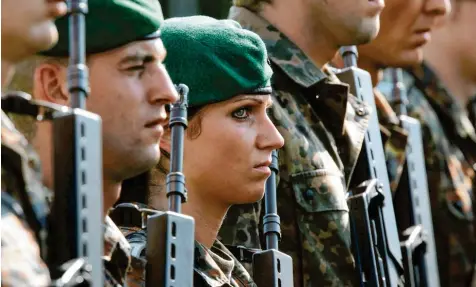  ?? Foto: Jens Büttner, dpa ?? Eine Soldatin nach einem Afghanista­n‰Einsatz im Jahr 2006. Aktuell beträgt der Frauenante­il bei insgesamt 183000 Soldaten 12,5 Prozent.