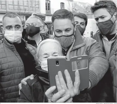  ?? MARIAM A. MONTESINOS / EFE ?? El líder de Vox, Santiago Abascal, se fotografía ayer con una simpatizan­te en un mitin en Zamora.
