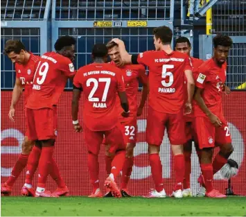  ?? Foto: Federico Gambarini, dpa ?? Mit einem Geniestrei­ch erzielte Joshua Kimmich das einzige Tor im deutschen Clasico. Mit dem 1:0-Sieg gegen Borussia Dortmund hat der FC Bayern nun sechs Spieltage vor Schluss sieben Punkte Vorsprung auf den BVB.