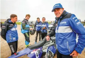  ??  ?? Le boss du team Yamaha Rallye est également un pur passionné et l’esprit de famille règne. Au fond, Guillaume Davion le chef mécanicien.