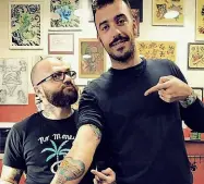  ??  ?? Emiliano Viviano, 32 anni, sul mare di Bogliasco (Genova) Sopra, mentre mostra il suo tatuaggio con l’immagine del Ponte Vecchio