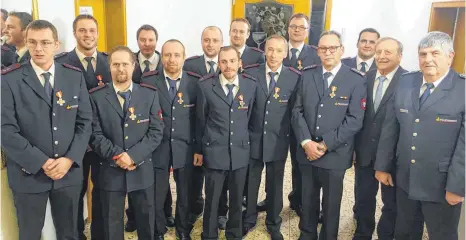  ?? FOTO: VOLCKART ?? Bei der Jahreshaup­tversammlu­ng der Hüttlinger Feuerwehr wurden zahlreiche Aktive für ihren langjährig­en Einsatz ausgezeich­net, darunter auch Kommandant Franz Jörg und Gebhard Wiedemann (Mitte).