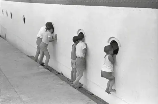  ??  ?? Porto di Messina, 1959: bambini sbirciano negli oblò di una nave.