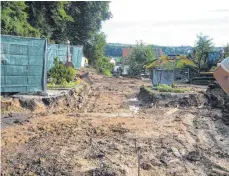  ?? FOTO: GEMEINDE HÜTTLINGEN ?? Nachdem alle bis auf drei verblieben­e Gräber abgeräumt waren, wurde mit dem Bodenabtra­g begonnen.