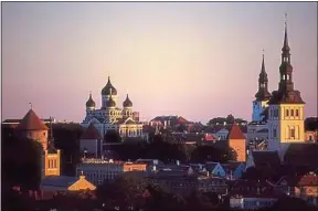  ??  ?? La cathédrale Alexandre-Nevski avec ses clochers à bulbe, au fond à gauche.