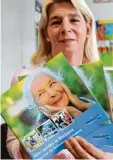  ?? Foto: Jens Carsten ?? Hauptamtsl­eiterin Kerstin Breymaier zeigt die neue Broschüre „Älter werden in Illertisse­n“.