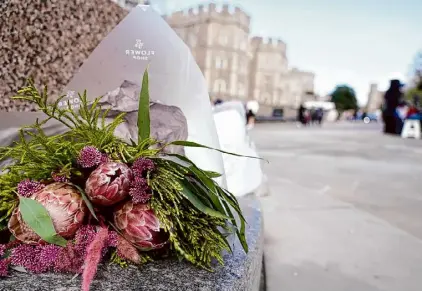  ?? ?? Alberto Pezzali/Associated Press Flowers are left outside Windsor Castle in Windsor, England, on Saturday. The revelation that Kate Middleton, Princess of Wales, is undergoing treatment for cancer has sparked an outpouring of support and well wishes from around the world.