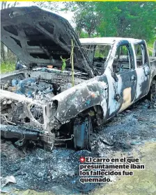  ?? ?? El carro en el que presuntame­nte iban los fallecidos fue quemado.