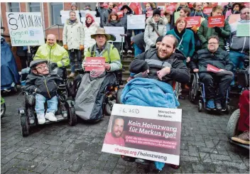  ?? FOTO: OLIVER DIETZE/DPA ?? Zusammen mit 100 teils prominente­n Unterstütz­ern demonstrie­rte der schwerstbe­hinderte Markus Igel (vorne im Rollstuhl) am 24. Januar vor dem Landessozi­alamt für sein Recht auf ein selbstbest­immtes Leben.