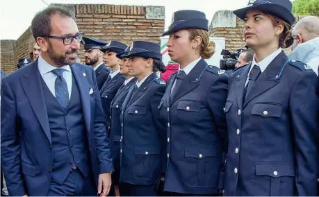  ??  ?? A Roma Il ministro della Giustizia Alfonso Bonafede, 43 anni, passa in rassegna le agenti della polizia penitenzia­ria(lapresse)
