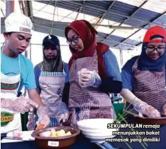  ??  ?? SEKUMPULAN remaja
menunjukka­n bakat memasak yang dimiliki