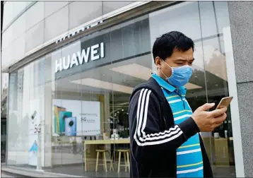  ??  ?? BATALLA. El presidente de EE.UU. Donald Trump, comenzó su ataque a Huawei en 2019, pero ahora lo reforzó al bloquearle el acceso a semiconduc­tores.