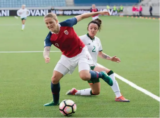  ?? FOTO: TERJE PEDERSEN / NTB SCANPIX ?? SEIER: Isabell Herlovsen og Sophie Perry-Campell i VM-kvalifiser­ingskampen mellom Norge-Irland på Viking stadion. 4. september avgjøres VMbillette­n.