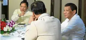  ?? —MALACAÑANG­PHOTO ?? BRO. EDDIE ATMALACAÑA­NG President Duterte discusses his “stupid God” rant with evangelist Bro. Eddie Villanueva in Malacañang on Tuesday night.
