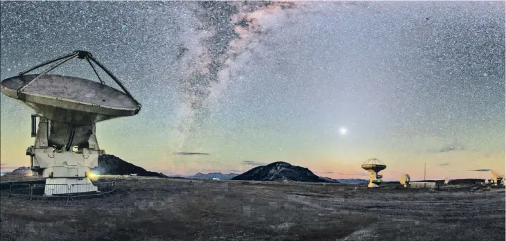  ??  ?? Las observacio­nes se han realizado con la red de radioteles­copios ALMA, situada a 5.000 metros de altitud en el desierto de Atacama (Chile)