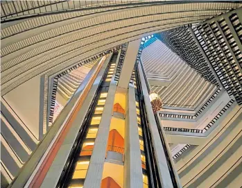  ??  ?? 1 Y 2 MARRIOTT MARQUIS (ATLANTA). En el hotel se filmaron escenas de la película Los juegos del hambre y de El vuelo, con Denzel Washington. El atrio también se usó en el filme Manhunter (1986).