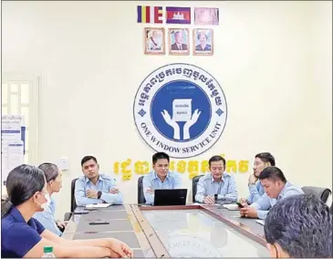  ?? OWS TAKEO ?? Officials at a One Window Service Office in Takeo province hold a meeting on July 26.