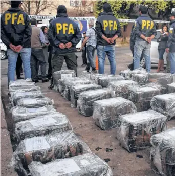  ?? TÉLAM ?? Efectivos de la Policía Federal custodian la droga que fue secuestrad­a en Córdoba.