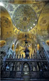  ??  ?? Affreschi L’interno della basilica di San Marco