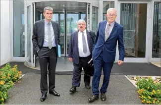  ?? (Photo Eric Ottino) ?? De gauche à droite : Stéphane Daguin, sous préfet de Grasse, Patrice Ivon, conseiller en charge des mutations économique­s et Jean-Pierre Floris, délégué interminis­tériel.