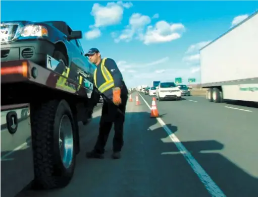  ?? CAPTURE D’ÉCRAN TVA NOUVELLES ?? Selon une expérience menée hier par TVA Nouvelles sur l’autoroute 30, neuf automobili­stes sur 10 (comme ci-dessus à La Prairie) ne respectent pas la loi du corridor de sécurité obligatoir­e au moment où un véhicule se fait remorquer.