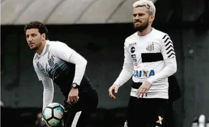  ?? Ivan Storti/Santos FC ?? O técnico interino Elano (à esquerda) e o meia Lucas Lima participam de treino do Santos no CT Rei Pelé; treinador aprova afastament­o do principal jogador da equipe e temeu ser responsabi­lizado pela “bucha”