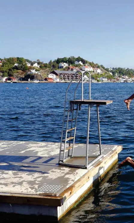  ??  ?? HOPPER I DET: Jeremie Elero, Amid Arezou, Reza Aresou, Tor William Cantero og Mahan Ronaghi ble svaert fornøyde da de oppdaget at badeanlegg­et var kommet på plass i Barbu, og de bruker det mye.